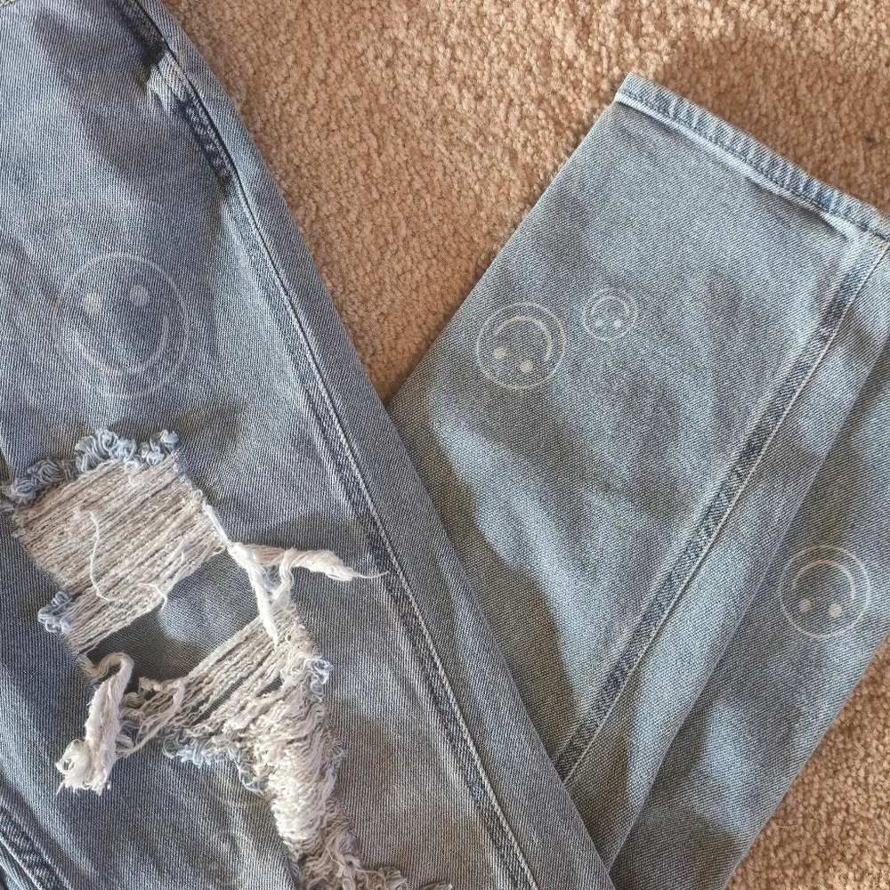 Hollister Smiley Face  Distressed Mom Jeans 27 / 27 - Picture 4 of 8